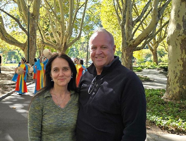 '图20:来自昆州的企业家史蒂夫·汉普顿(Steve Hampton)和太太坦尼娅(Tanya)邂逅法轮大法游行队伍,感到惊喜。'