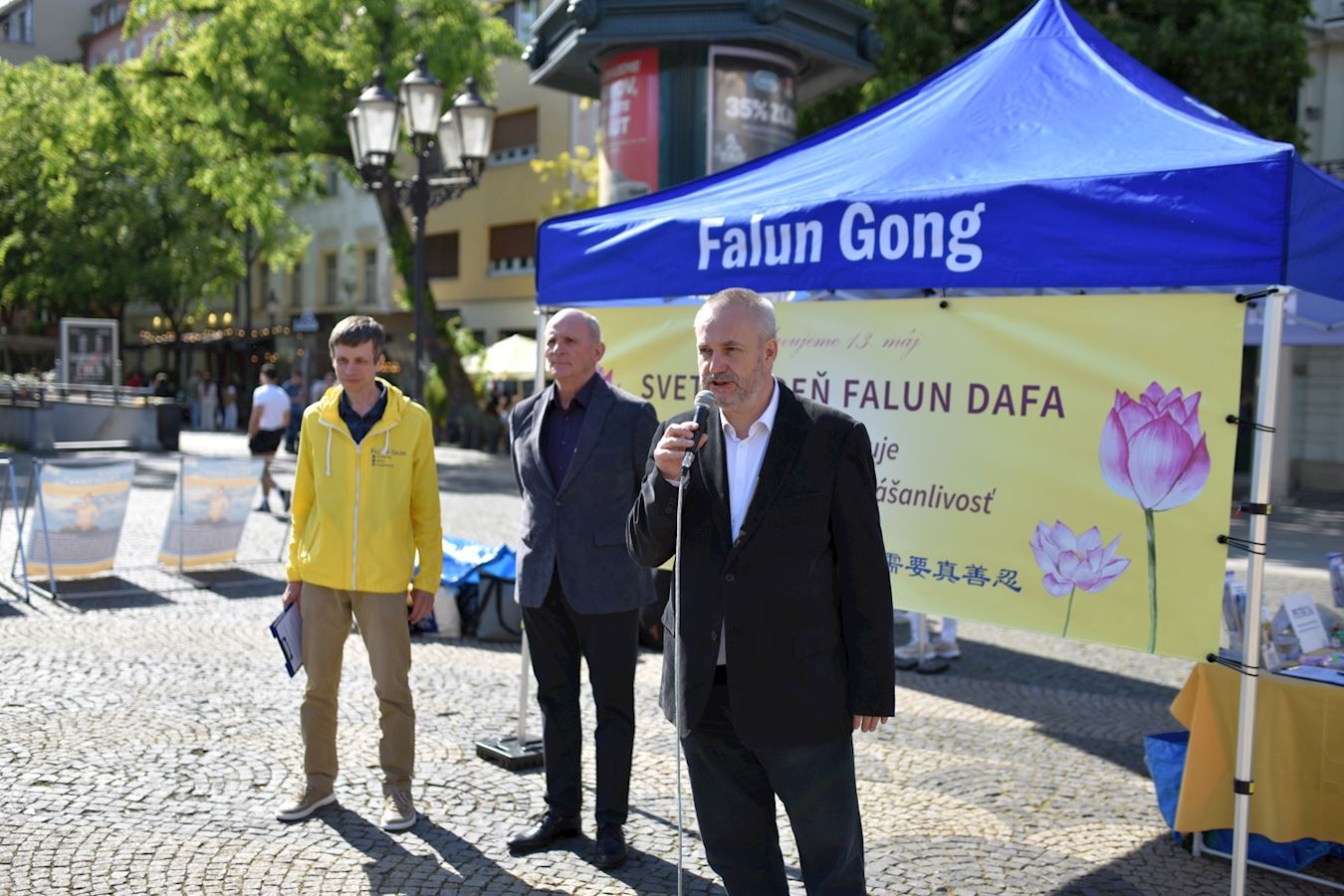 '图5:斯洛伐克国家议会成员翁德雷·多斯塔尔(Ondrej Dostál)在集会中发言'