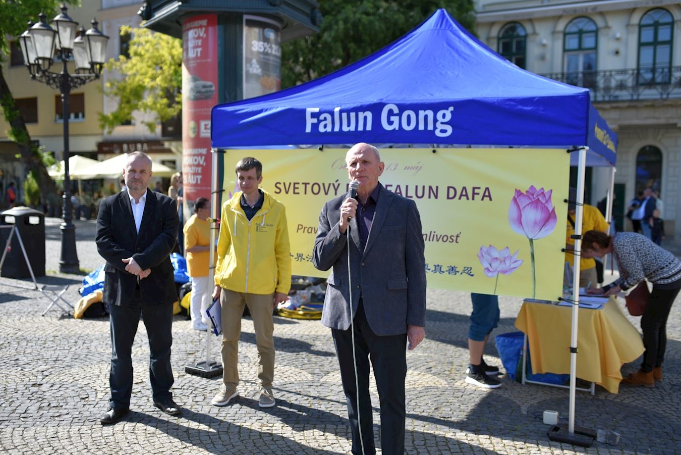 '图6:斯洛伐克国家议会成员、异议人士弗兰蒂思科·米克洛什科在集会中发言。'