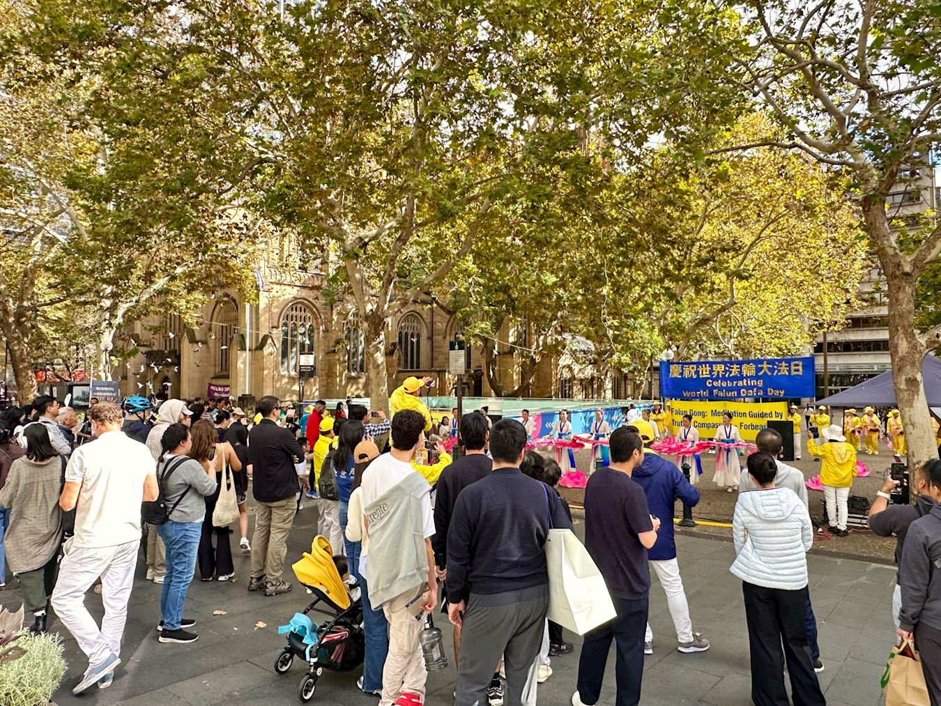 '图1:法轮功学员与悉尼各界人士在悉尼市政厅前举行集会和文艺表演,欢庆法轮大法日。'