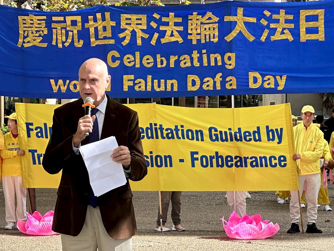 '图2:澳洲法轮大法学会发言人戴勒在集会上发言'
