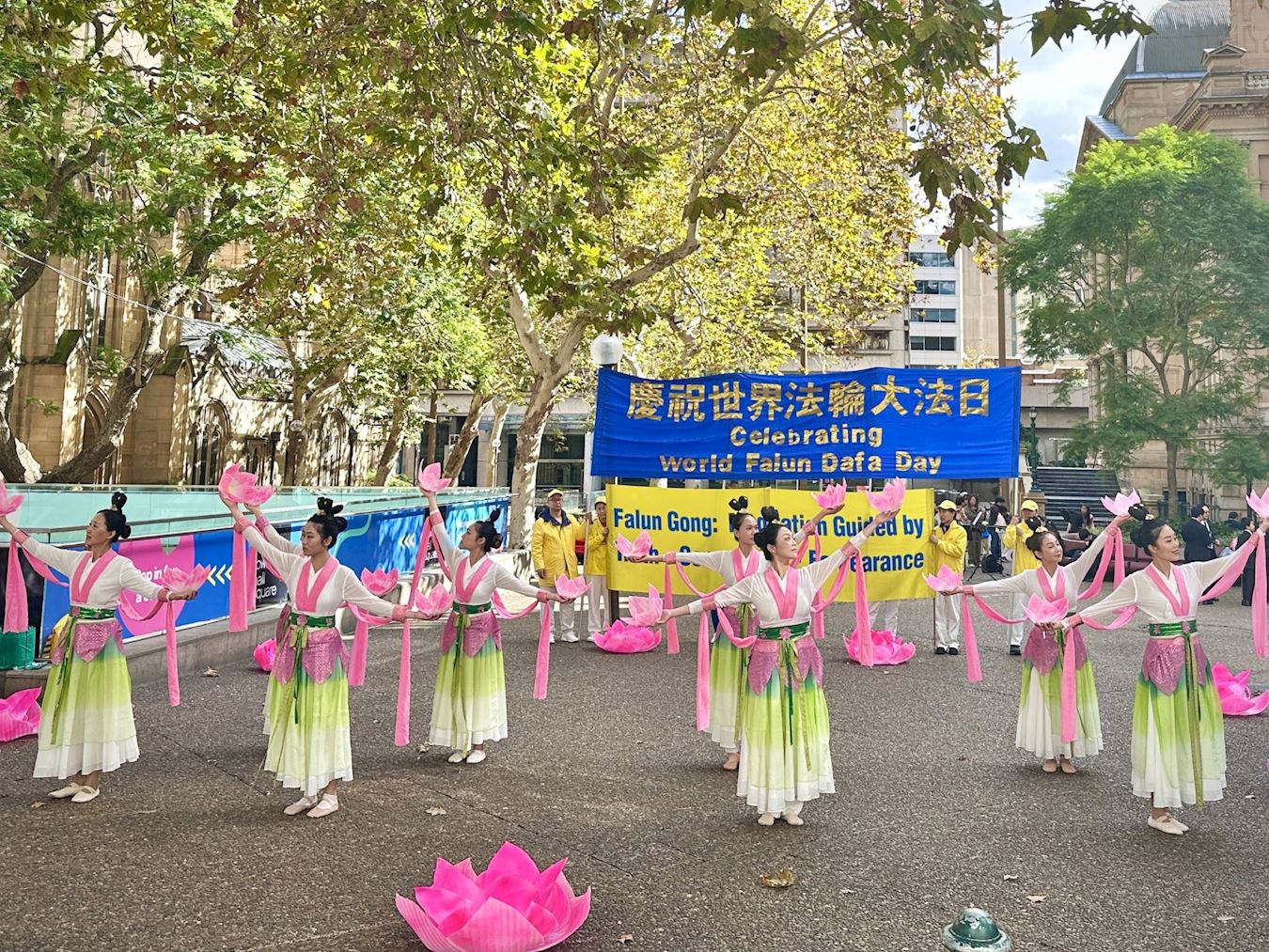 '图11~16:当日集会期间,法轮功学员还举行了一场文艺演出,他们载歌载舞,与民众一起欢庆法轮大法日。'