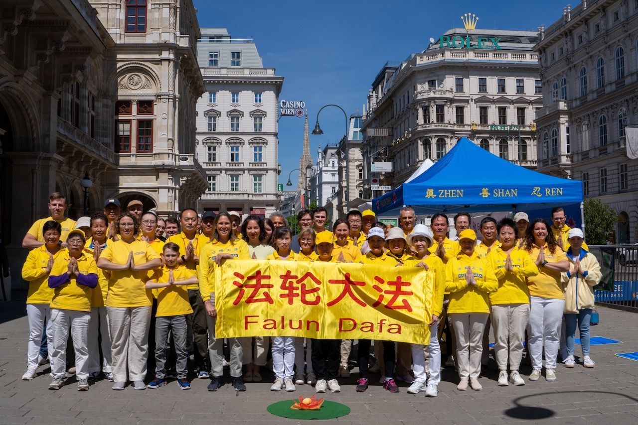 '图1:合影照片:欢庆世界法轮大法日 学员们向李洪志师父表达真诚的感恩与问候'