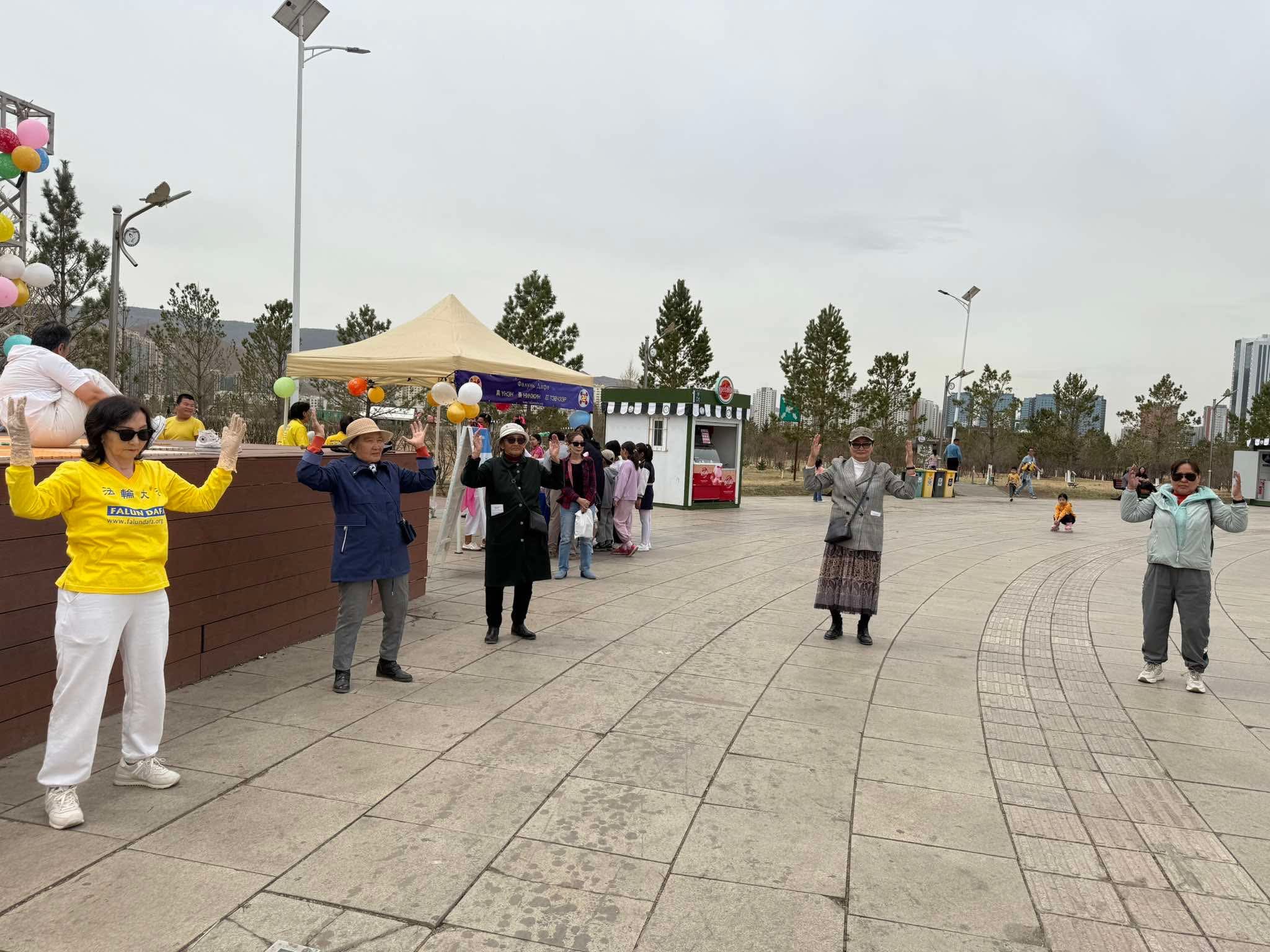 图5~7:路人了解法轮大法