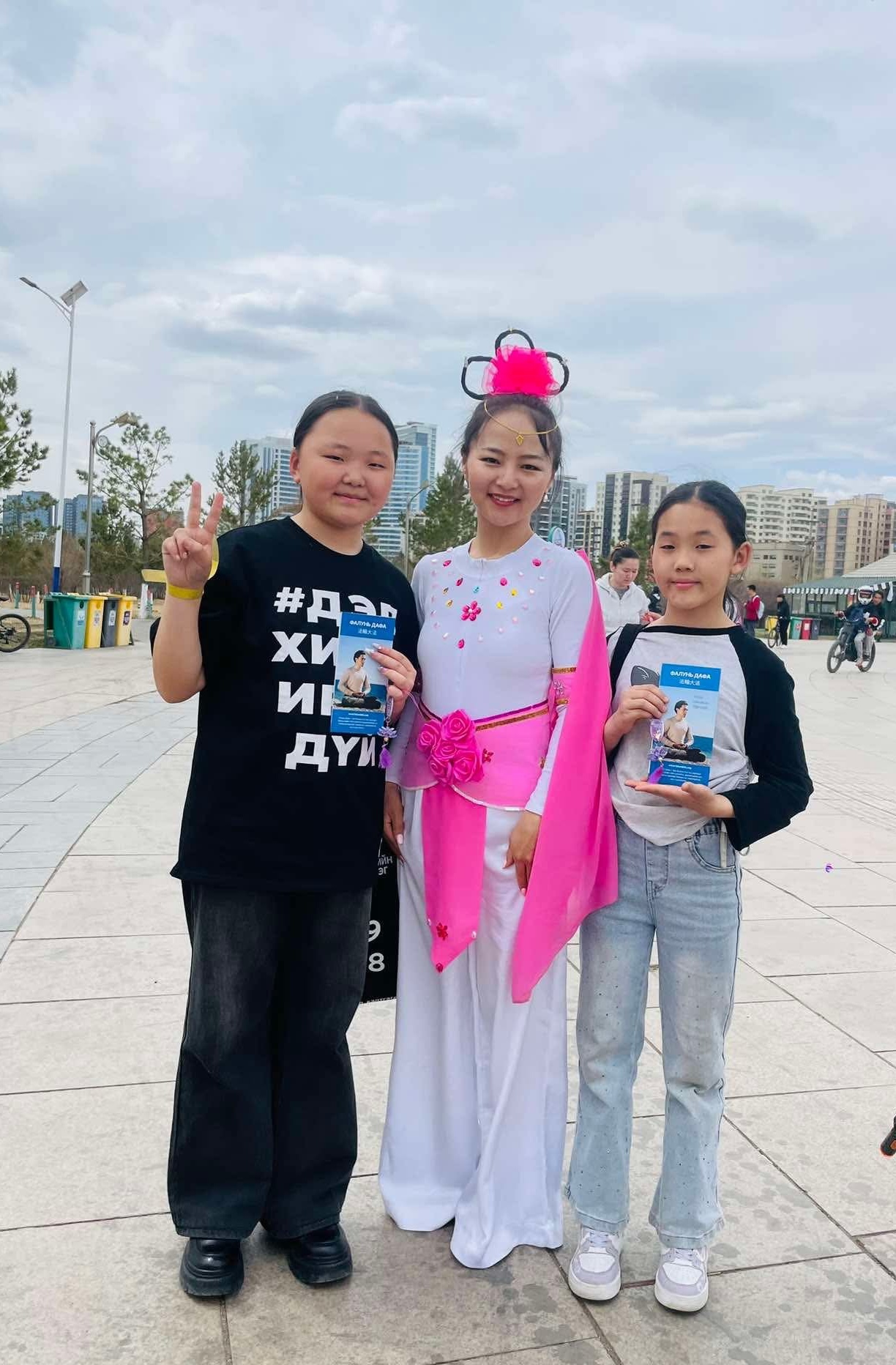 图8:和小弟子合影留念