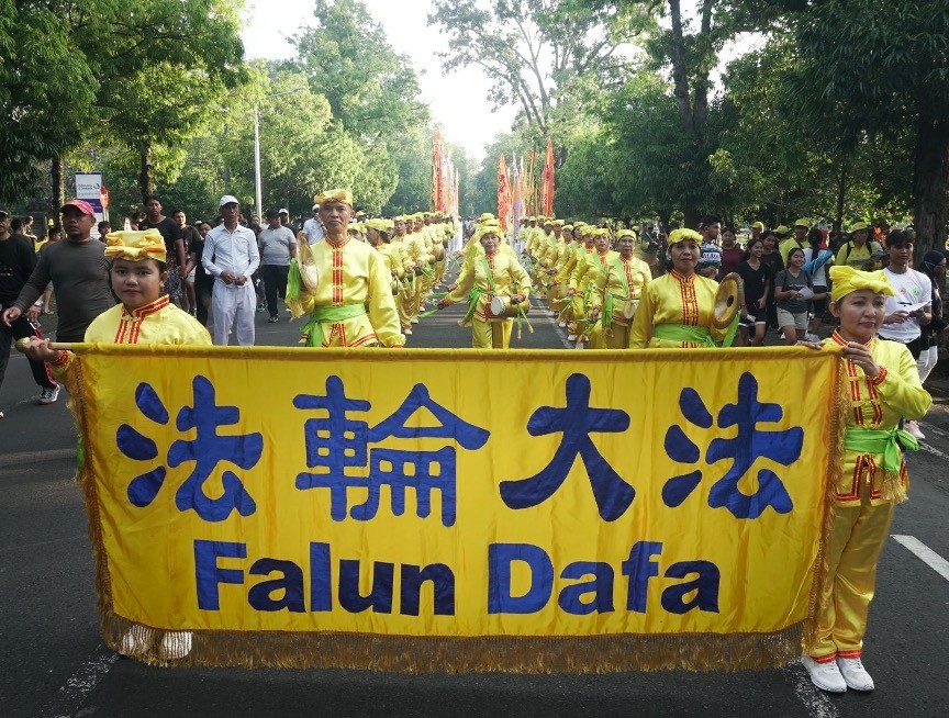 图1~6:印度尼西亚法轮功学员在巴利岛登巴萨市举行游行,庆祝第26届世界法轮大法日、法轮大法弘传33周年,以及创始人李洪志先生的华诞。