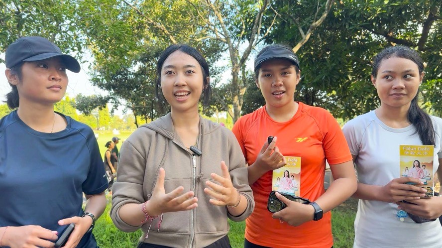 图11:米拉( Mira,左二)、迪玛(Dima,左三)和她们的朋友们被天国乐团的演奏深深吸引。