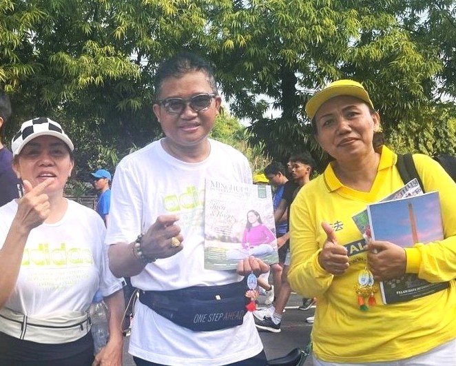 图12:苏德哈卡(Sudharka,图中)和妻子(左一)观看游行,他表示法轮大法深深触动了他的心。