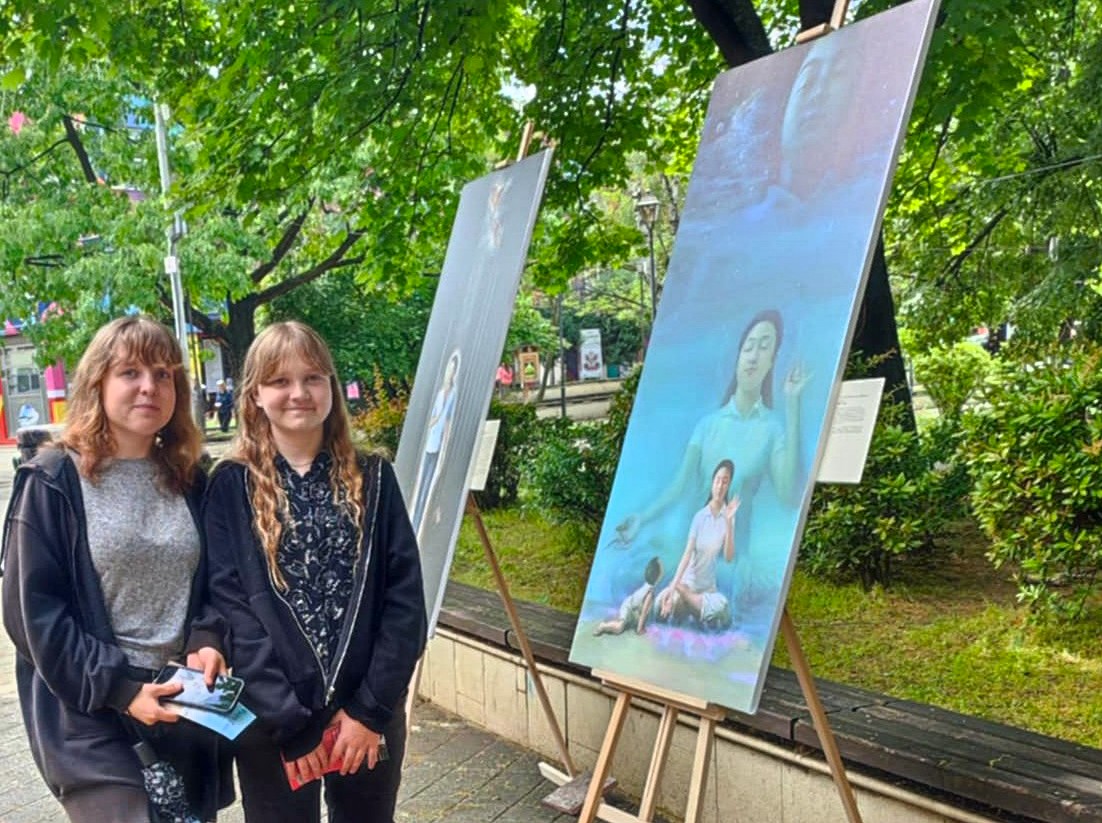 图7:来自乌克兰的女孩们喜欢真善忍美展。