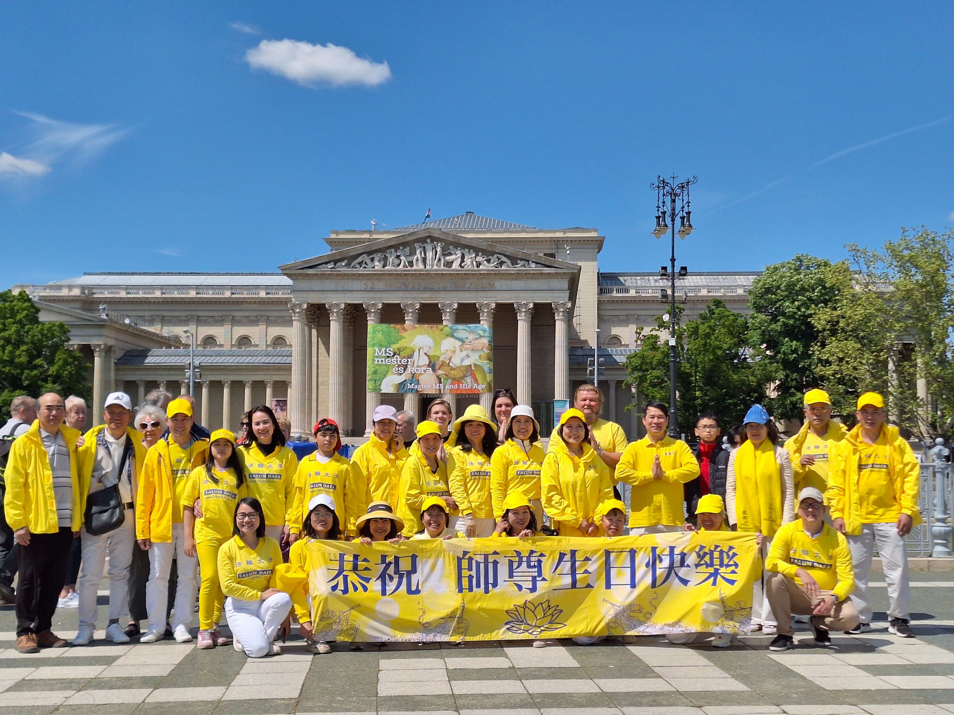 图3:匈牙利法轮功学员向李洪志先生表达生日祝福。