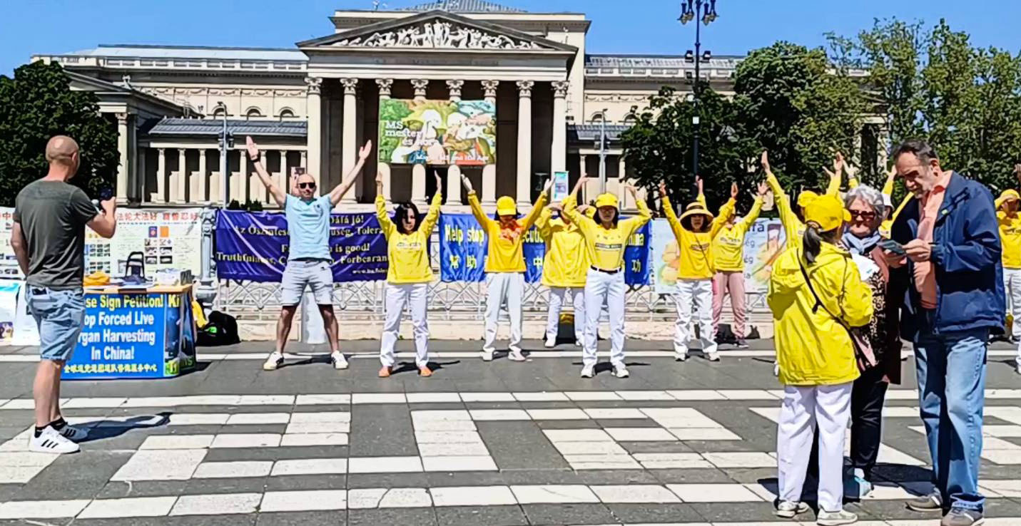 图7:游客与学员一起炼功。