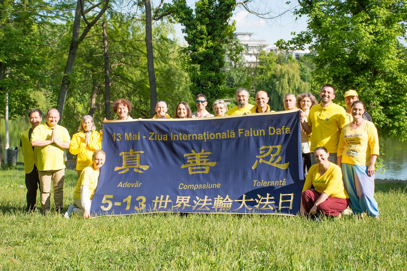 '图1:二零二五年五月十三日,罗马尼亚法轮功学员在首都布加勒斯特庆祝二零二五年世界法轮大法日,双手合十齐颂:“恭祝师父生日快乐。”'