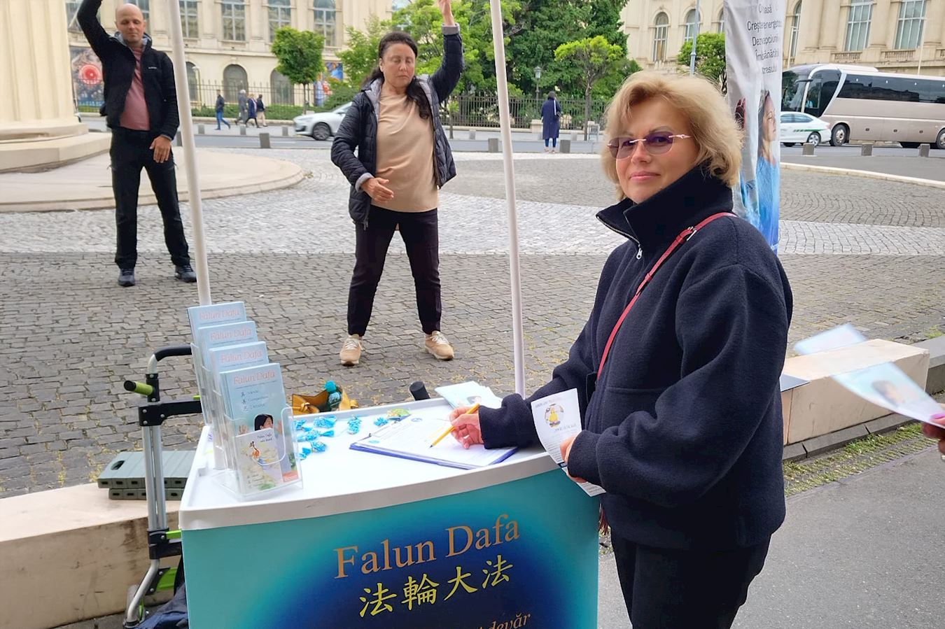 '图17:二零二五年五月十二日,在罗马尼亚首都布加勒斯特的胜利大道,塞拉塞拉·耶雷米亚认为法轮大法可以改善她的生活。'