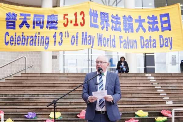 图2:二零二五年五月十七日,墨尔本法轮功学员于大丹德农市棕榈广场(Palm Plaza, Dandenong)举行集会,庆祝“5·13世界法轮大法日”。维州立法会成员、维州东南大都会选区自由意志党(Libertarian)议员大卫·林布里克(David Limbrick)在当天的集会上发言。