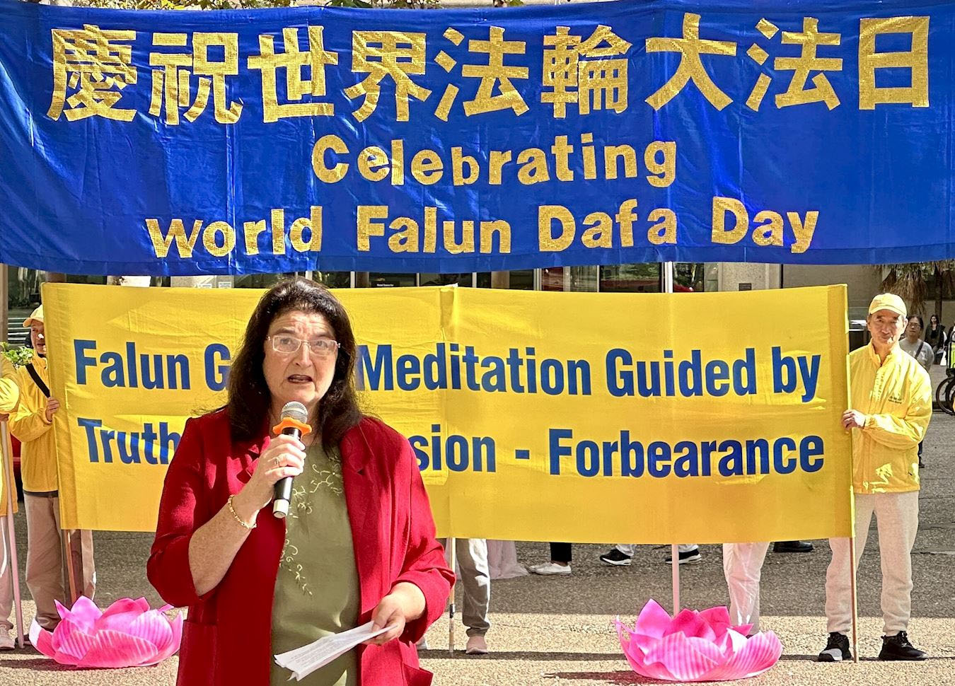 图8:二零二五年五月十日,法轮功学员与悉尼各界人士在悉尼市政厅前举行集会和文艺表演活动,与世人同庆世界法轮大法日。悉尼坎伯兰市议员海伦·休斯在集会上发言。