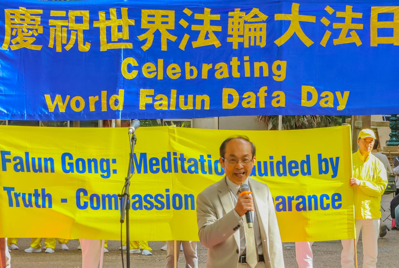 图8:二零二五年五月十日,法轮功学员与悉尼各界人士在悉尼市政厅前举行集会和文艺表演活动,与世人同庆世界法轮大法日。悉尼科技大学中国研究学者冯崇义博士在集会上发言。