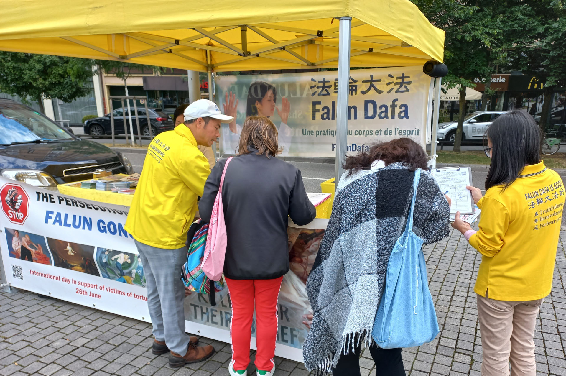 图1:五月二十五日,在斯特拉斯堡火车站广场上法轮功信息日,人们签名制止中共迫害法轮功。