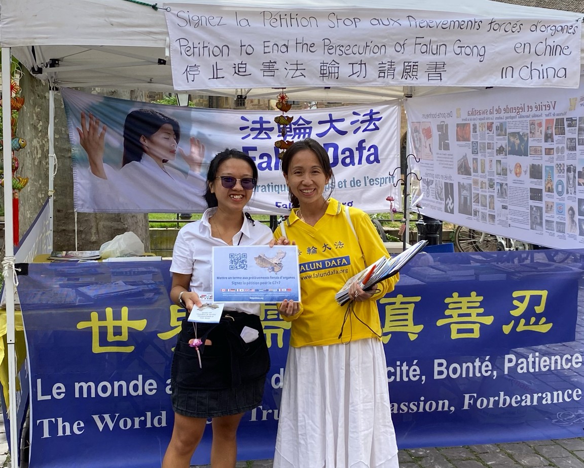 图9:越南裔女士想把与法轮功学员的合影放在社交媒体上,告诉网民法轮功真相。