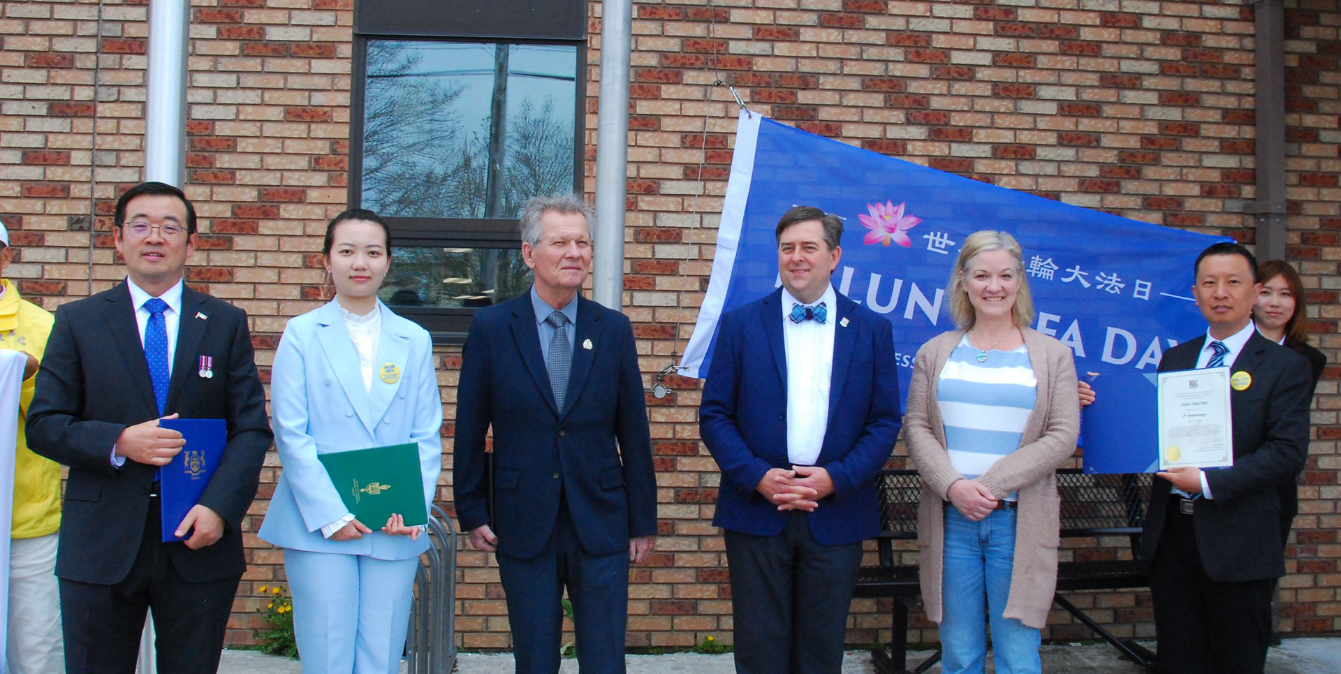 图1:布莱顿市长布赖恩·奥斯特兰德(Brian Ostrander)(右三)、市议员博比·赖特(Bobbi Wright)(右二)、副市长唐·安德森(Don Anderson)(左三)与法轮功学员一起