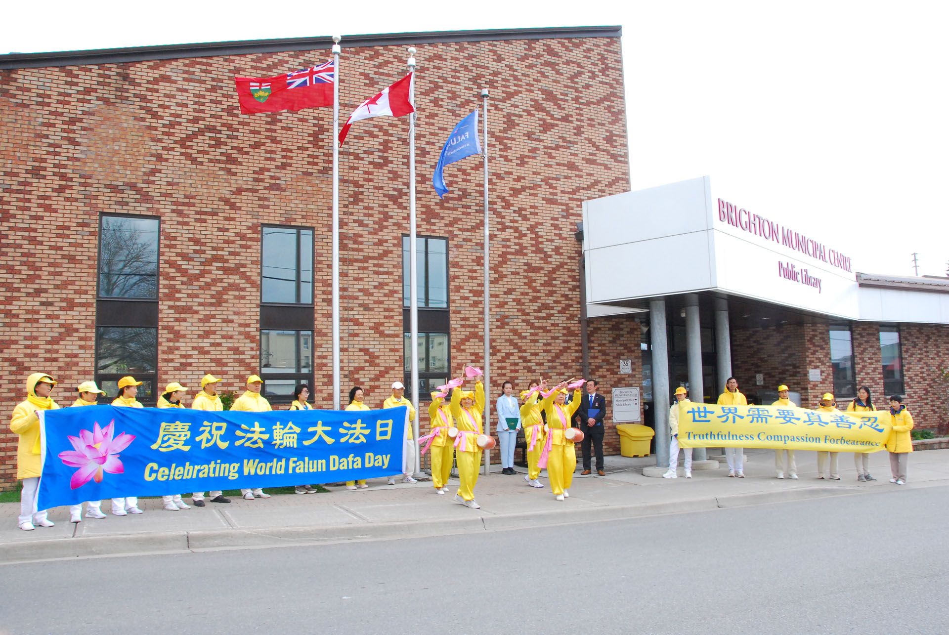 图2:布莱顿市(Brighton)第三年升起庆祝法轮大法日的升旗