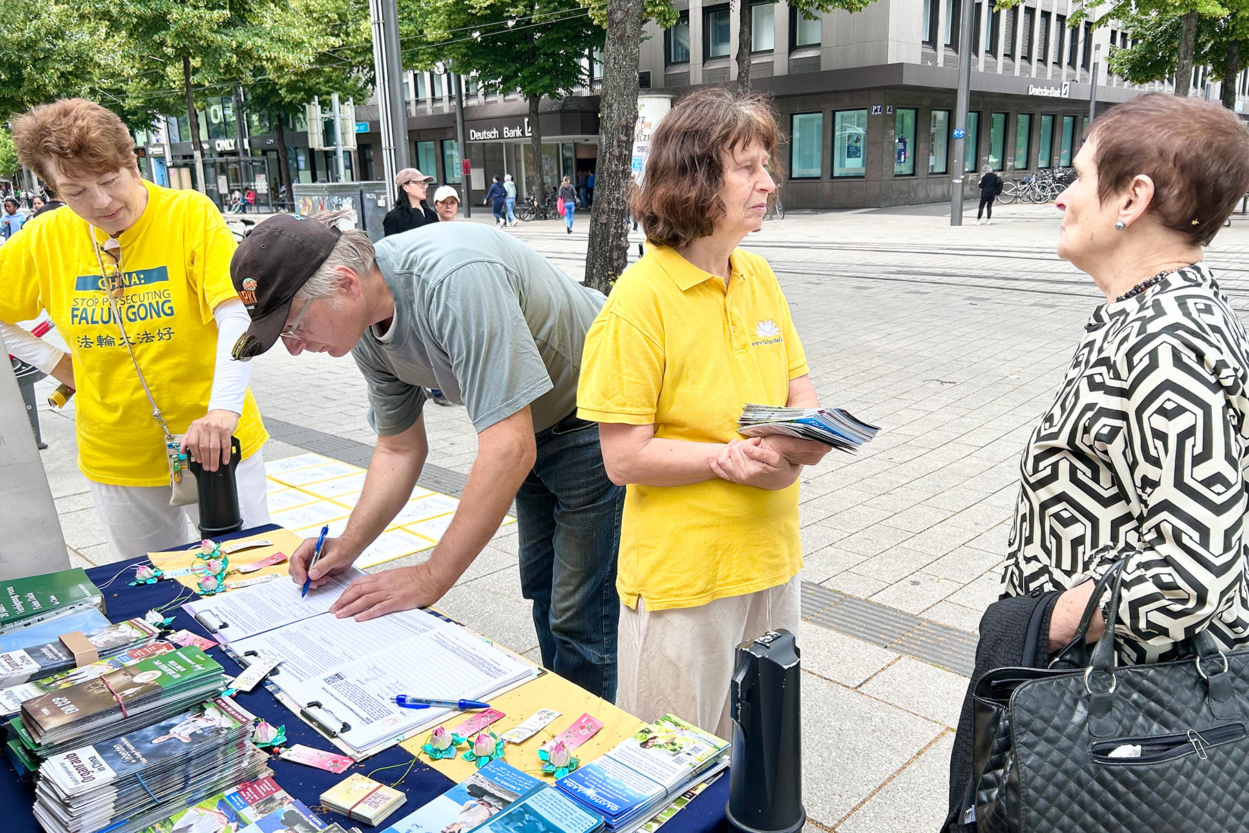 图8~10:德国西南部城市曼海姆(Mannheim)购物主街路人签名声援法轮功反迫害。