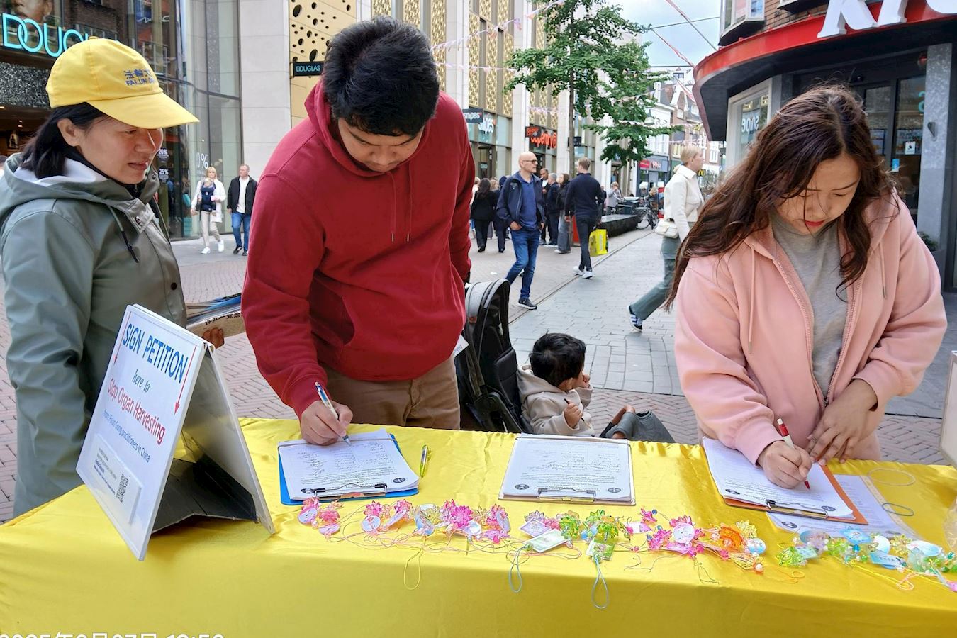 '图5~8:恩斯赫德的长街(langestraat)游人们签名支持法轮功反迫害。'