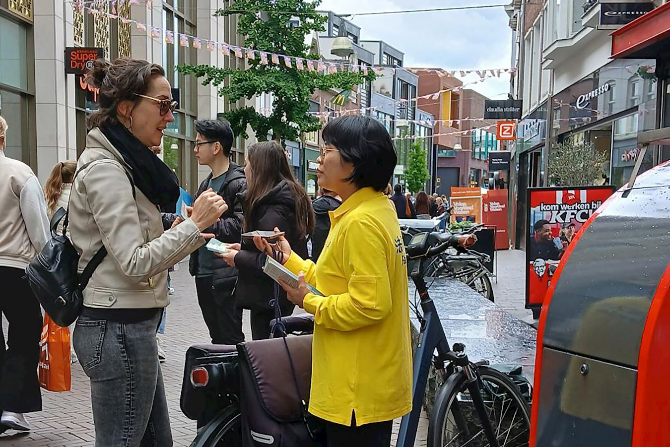 '图9:荷兰女士法比恩(Fabienne)(左一)表示:我们应该保护善良的人(免受这些迫害),希望你们成功!'