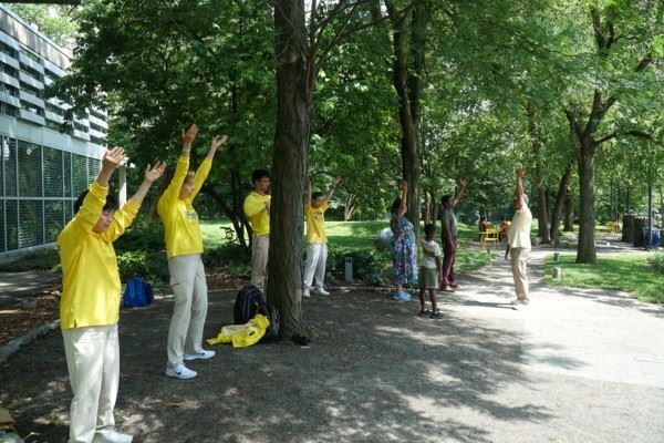 '图1:六月十日下午,费城洛维特纪念图书馆举办二零二五年夏季奇妙启动活动,法轮功学员应邀做功法演示并教功。人们在学炼法轮功。'