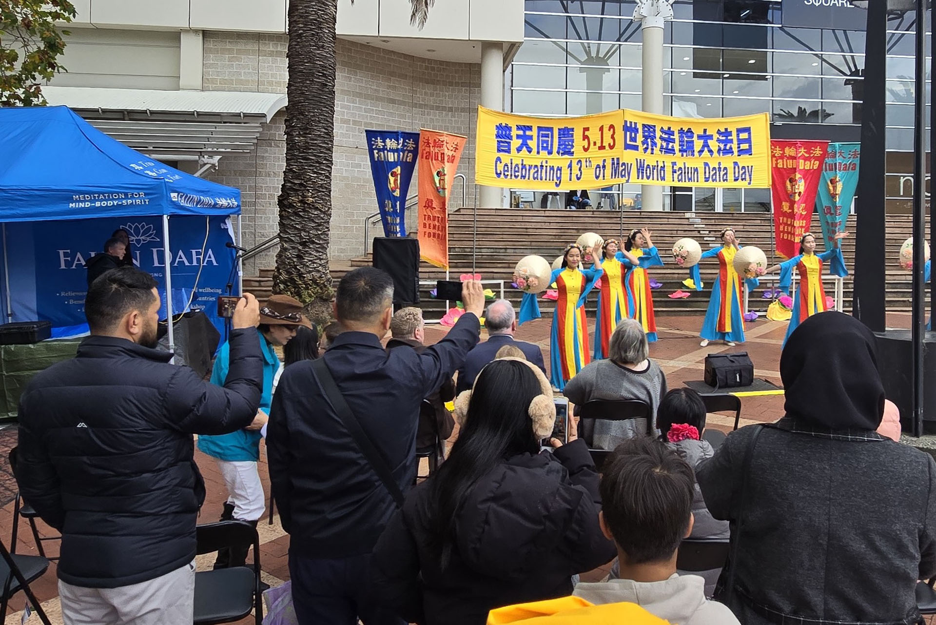 图7~10:二零二五年五月十七日,墨尔本部份法轮功学员于大丹德农市棕榈广场(Palm Plaza, Dandenong),庆祝法轮大法弘传世界三十三周年。
