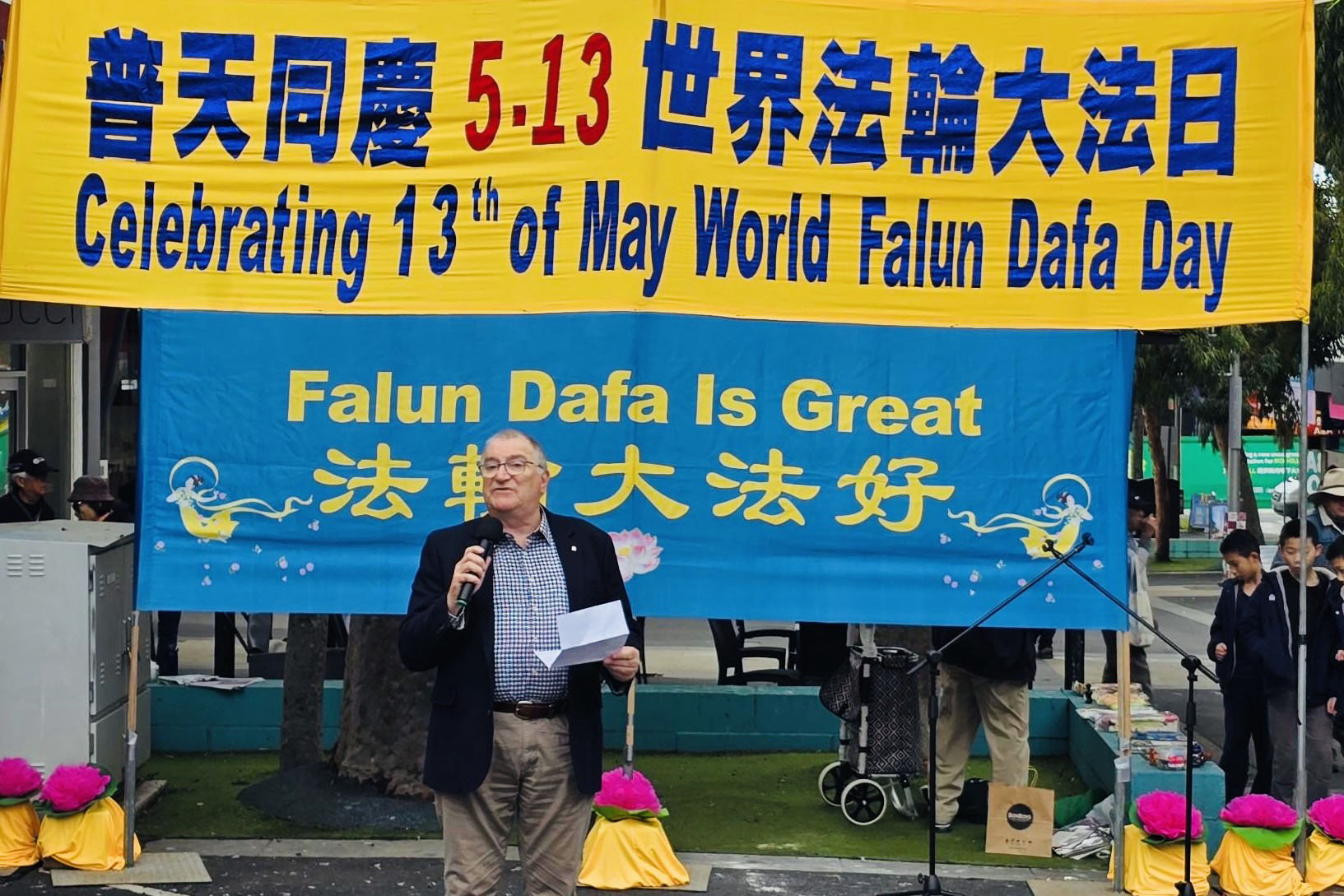 图12:二零二五年五月三十一日,白马市市议员彼得·艾伦(Cr Peter Allan)在5.13庆典上致辞。