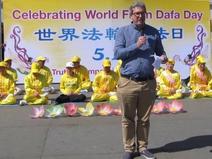 '图1:英国保守党人权委员会副主席本尼迪克特·罗杰斯(Benedict Rogers)表示,真、善、忍是人类共同的信仰。'