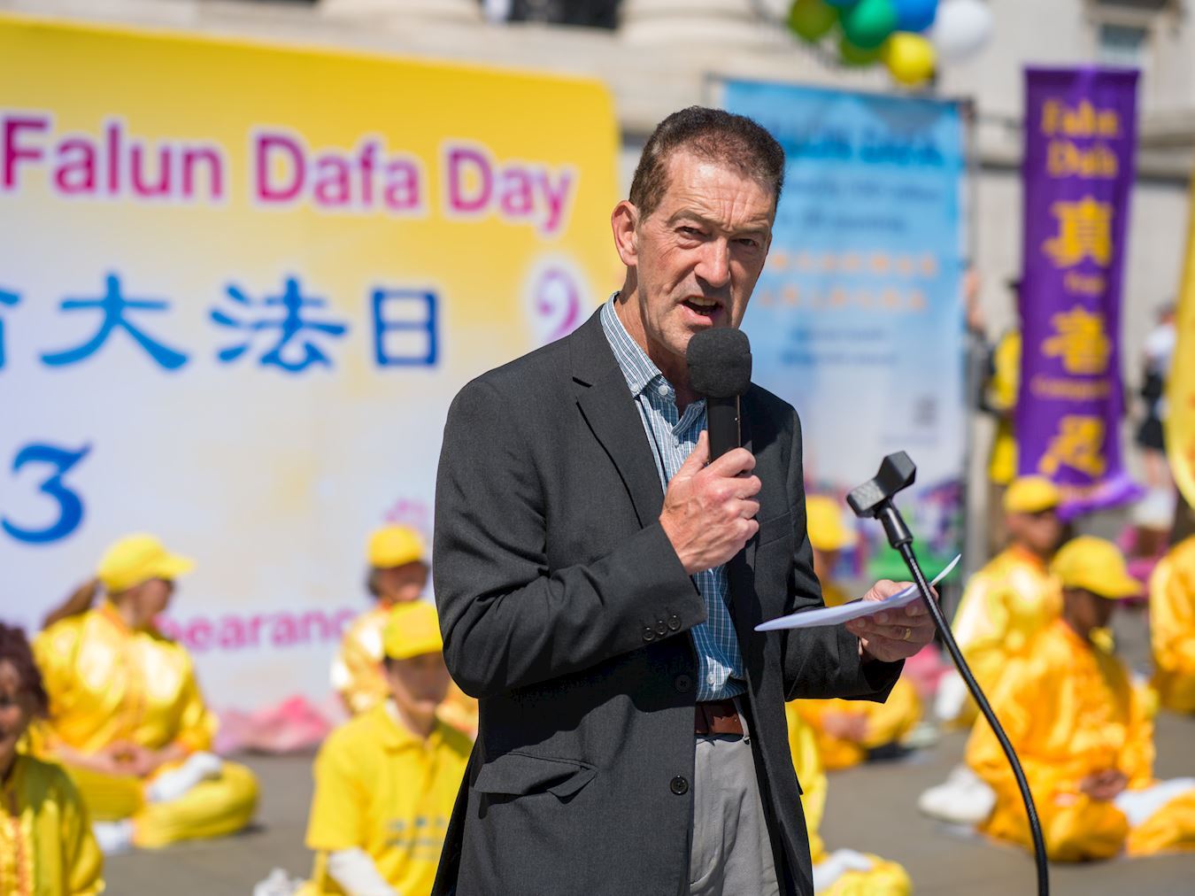 '图2:欧洲法轮功之友主席约翰·迪(John Dee)感激李洪志先生,并祝愿他生日快乐。'