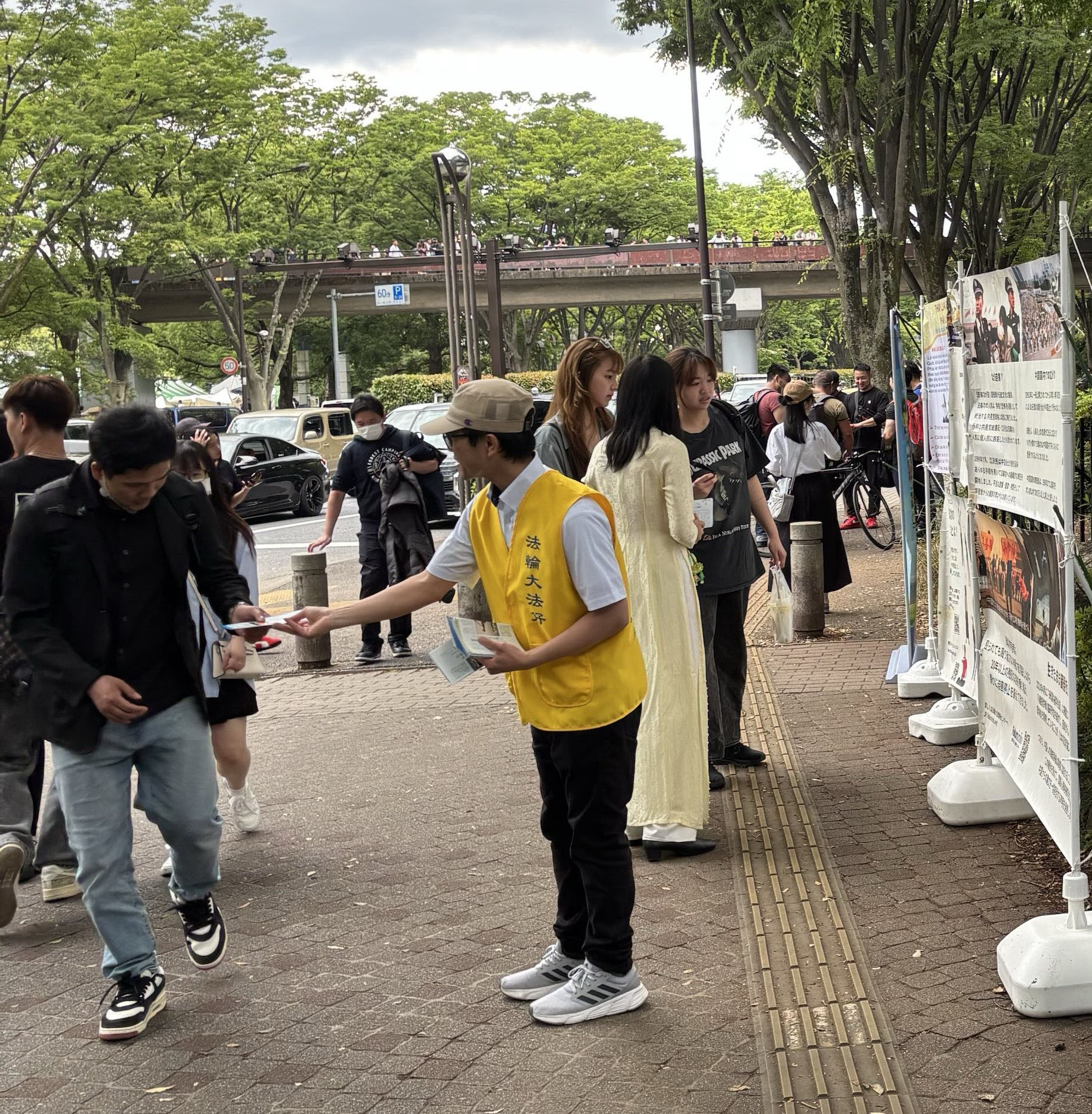 图3~4:法轮功学员和游客们讲真相