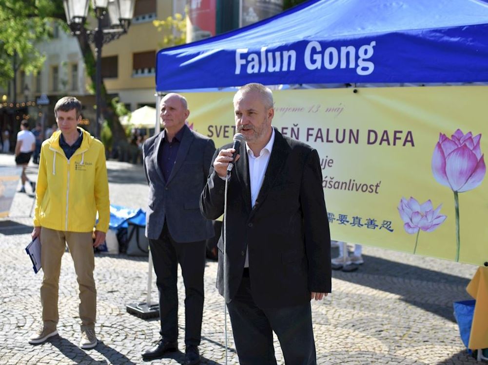 '图6:斯洛伐克国会议员翁德雷‧多斯塔尔(Ondrej Dostál)到场祝贺。'