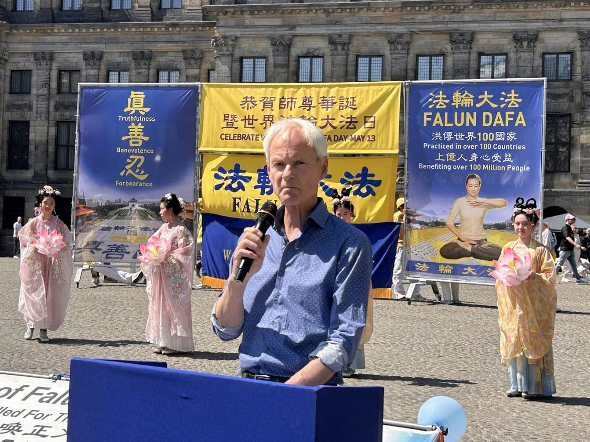 '图8:前荷兰国会众议院议员亨利‧范‧博梅尔(Harry van Bommel)到场祝贺。'