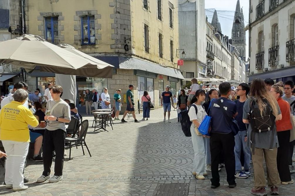 '图1~4:二零二五年五月三十一日,法国西部坎佩尔市(Quimper)举办了法轮功信息日,吸引很多游人民众前来了解法轮功。'