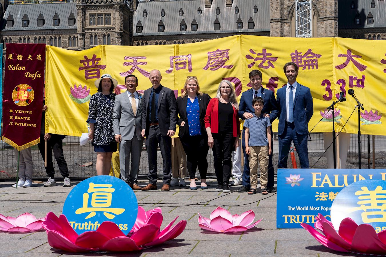 图1:二零二五年五月二十八日,国会议员古列尔明(Michael Guglielmin,左三)、科克兰(Rhonda Kirkland,左四)、瓦甘托尔(Cathay Wagantall,右三)、吉尼斯(Garnett Genuis,右二)和部份法轮功学员在法轮大法弘传三十三周年庆典上。