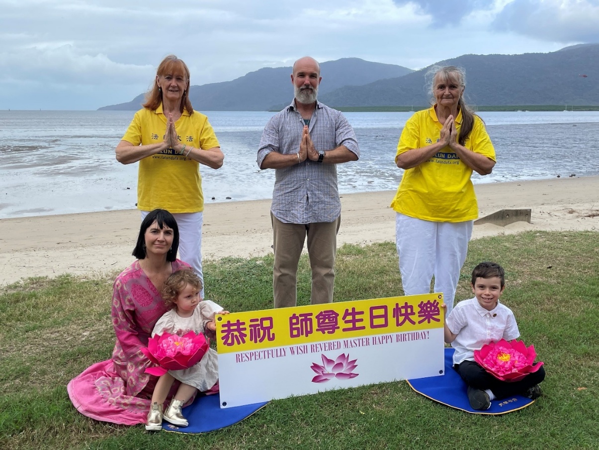 图1:凯恩斯市的法轮功学员恭祝李洪志师父生日快乐!!