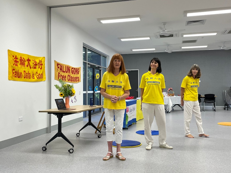 图2:法轮功学员在向民众介绍法轮大法的美好及其泓传历史。。