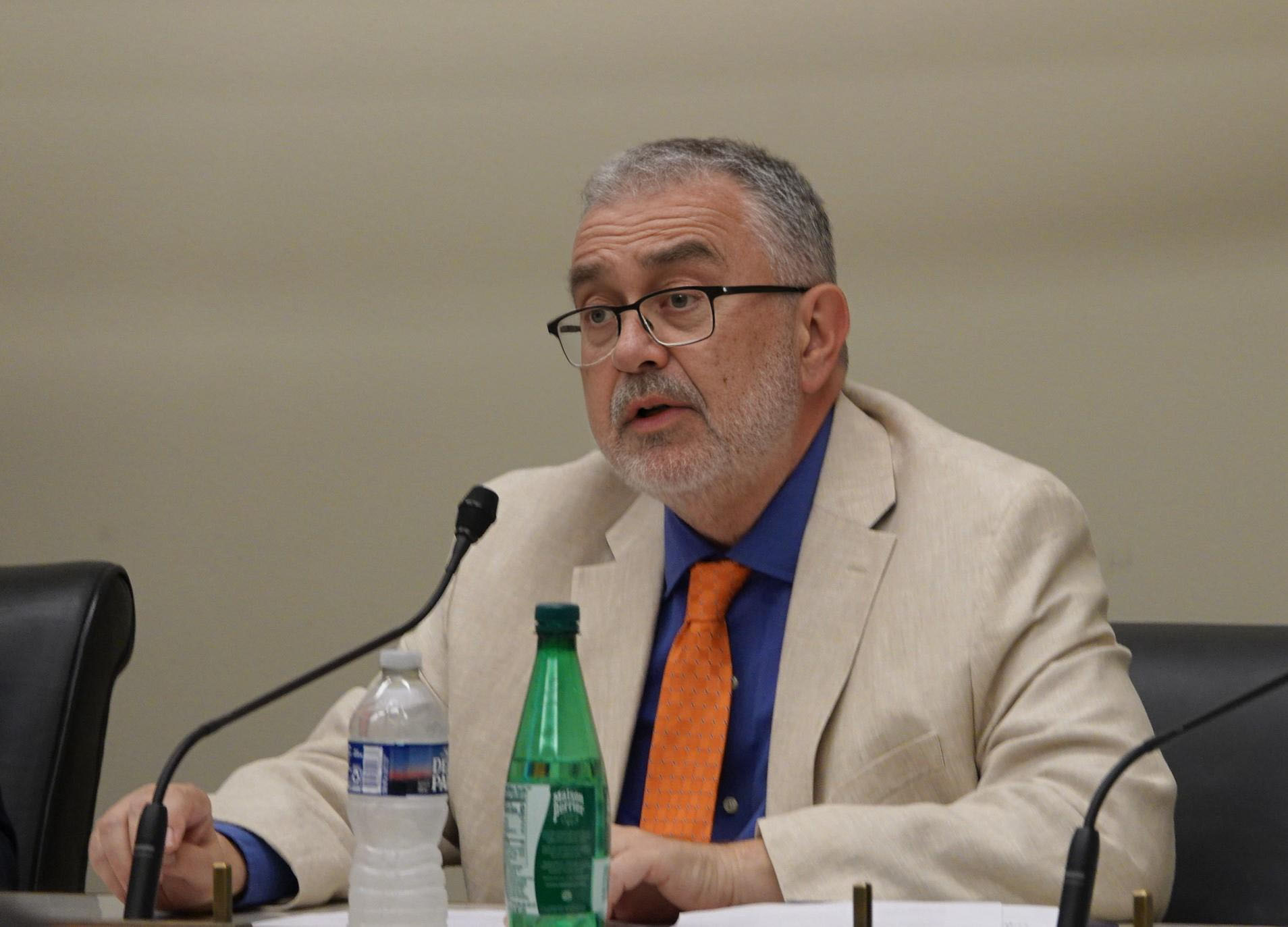 图3:美国国会及行政当局中国委员会(CECC)幕僚长皮耶罗·托齐(Piero Tozzi)在研讨会上发言。