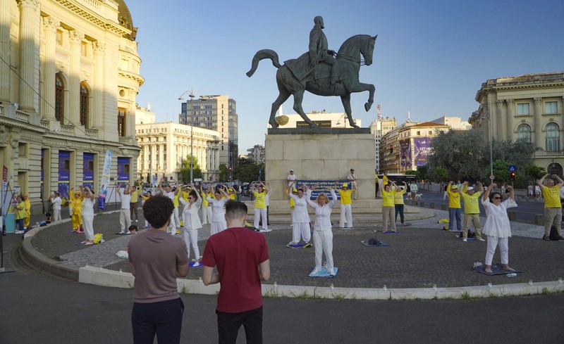 图1~2:罗马尼亚前国会议员卡塔林·特尼察(Cătălin Teniță,左)和帕维尔·波佩斯库(Pavel Popescu)签署七国领导人关于谴责中共跨国镇压的联合声明。