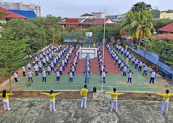 印尼巴淡岛中学师生学炼法轮功
